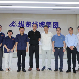 云南省機(jī)械工業(yè)行業(yè)協(xié)會(huì)、昆明電纜集團(tuán)昆電工電纜有限公司領(lǐng)導(dǎo)一行到縱覽線纜集團(tuán)參觀交流